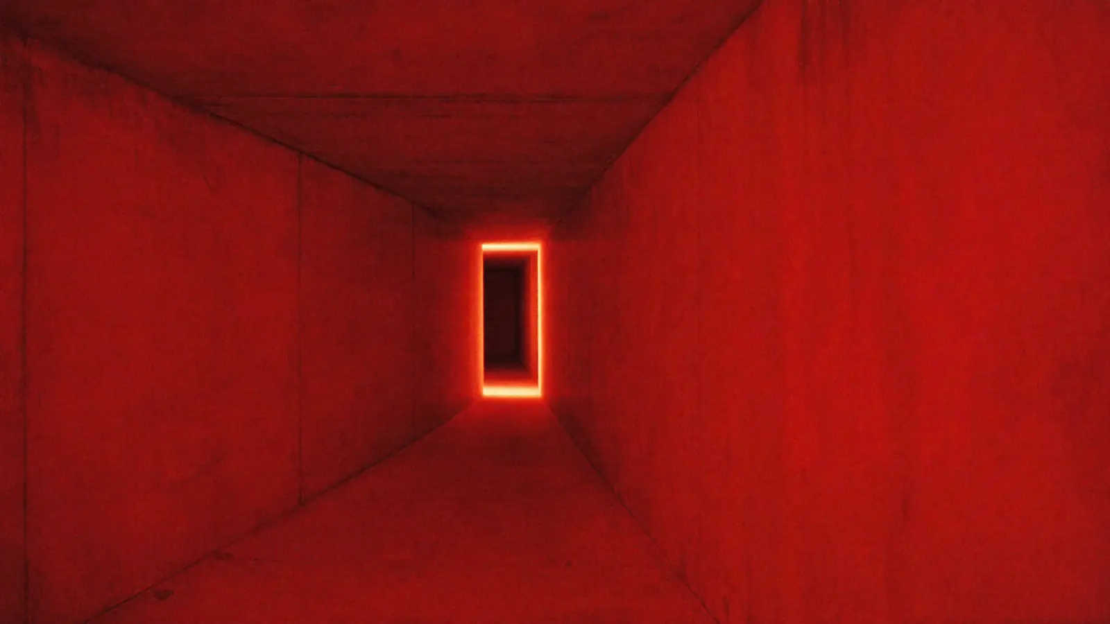 Corredor de concreto vermelho que se estreita até uma única porta iluminada ao fundo