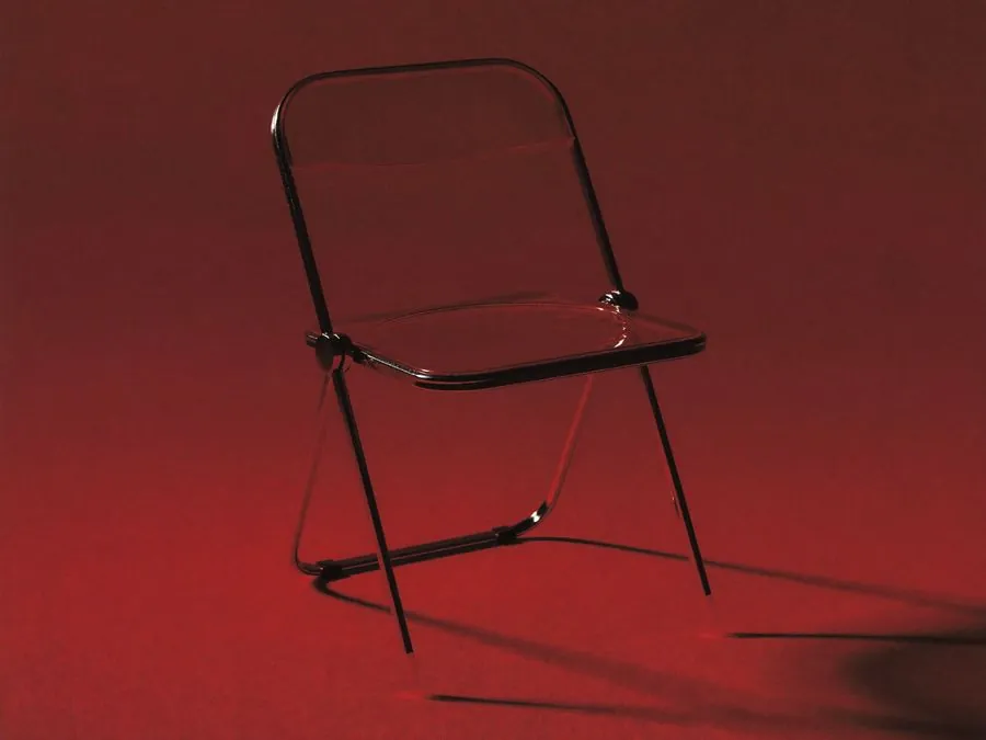 Cadeira dobrável de metal solitária em estúdio vermelho: o fornecedor externo